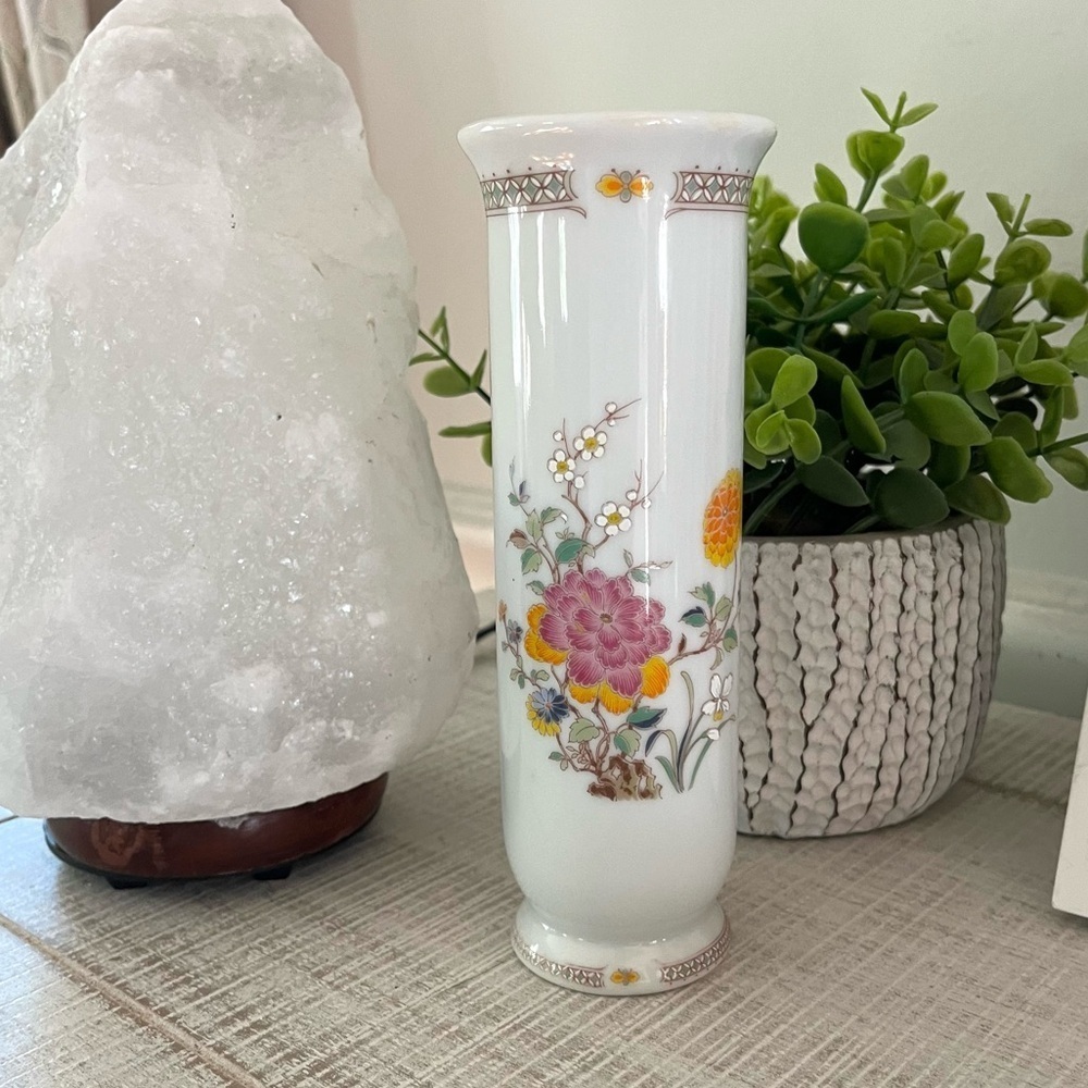 Trina Floral White Porcelain Vase Made in Japan - Picture 3 of 15